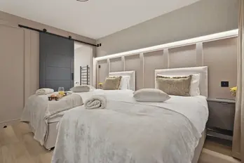 Glasgow, West End Flat