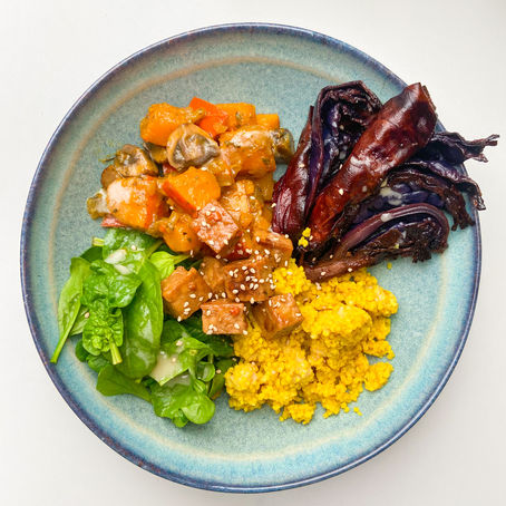 Winter Bowl mit gebackenem Rotkohl, goldener Hirse, Kürbis und Tempeh