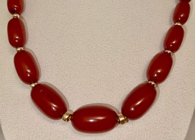 Miniaturbild: ANTIQUE VINTAGE BAKELITE AMBER CHERRY NECKLACE WITH 18K GOLD.
