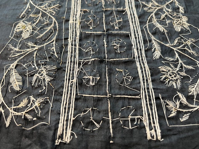 Miniatura: ANTIQUE EMBROIDERED TEXTILE