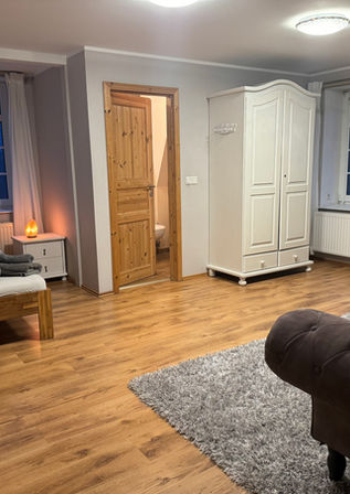 Gemütliches Zimmer mit Bad: Bett, Schrank, Tisch