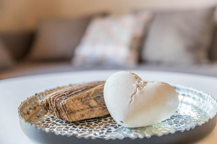 Dekoratives Herz und Holz auf Tablett