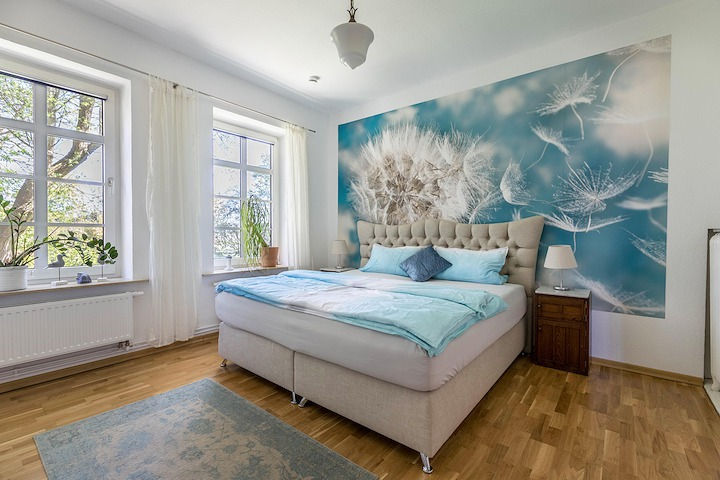 Schlafzimmer mit Löwenzahn-Wandbild