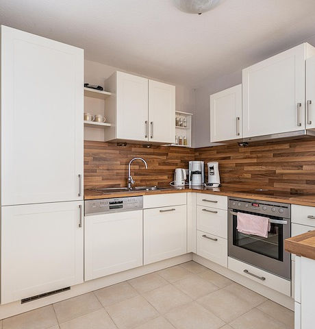 Moderne, helle Küche mit Holzdetails