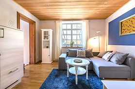 Gemütliches Apartment: Wohnzimmer mit Sofa und TV