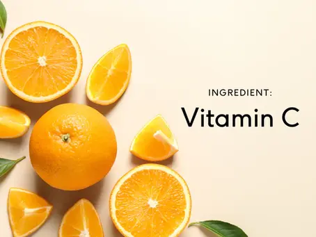 „Nahaufnahme von Orangen- und Zitronenscheiben, die um ein Vitamin-C-Serum angeordnet sind.“