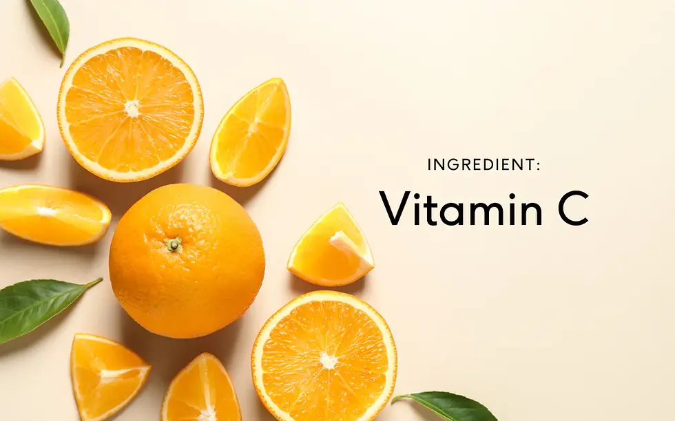 „Nahaufnahme von Orangen- und Zitronenscheiben, die um ein Vitamin-C-Serum angeordnet sind.“
