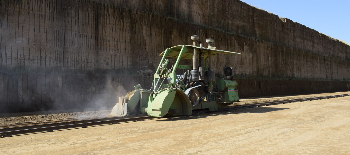 Estrazione di blocchi, tufo, cava, taglia tufo, macchina operatrice