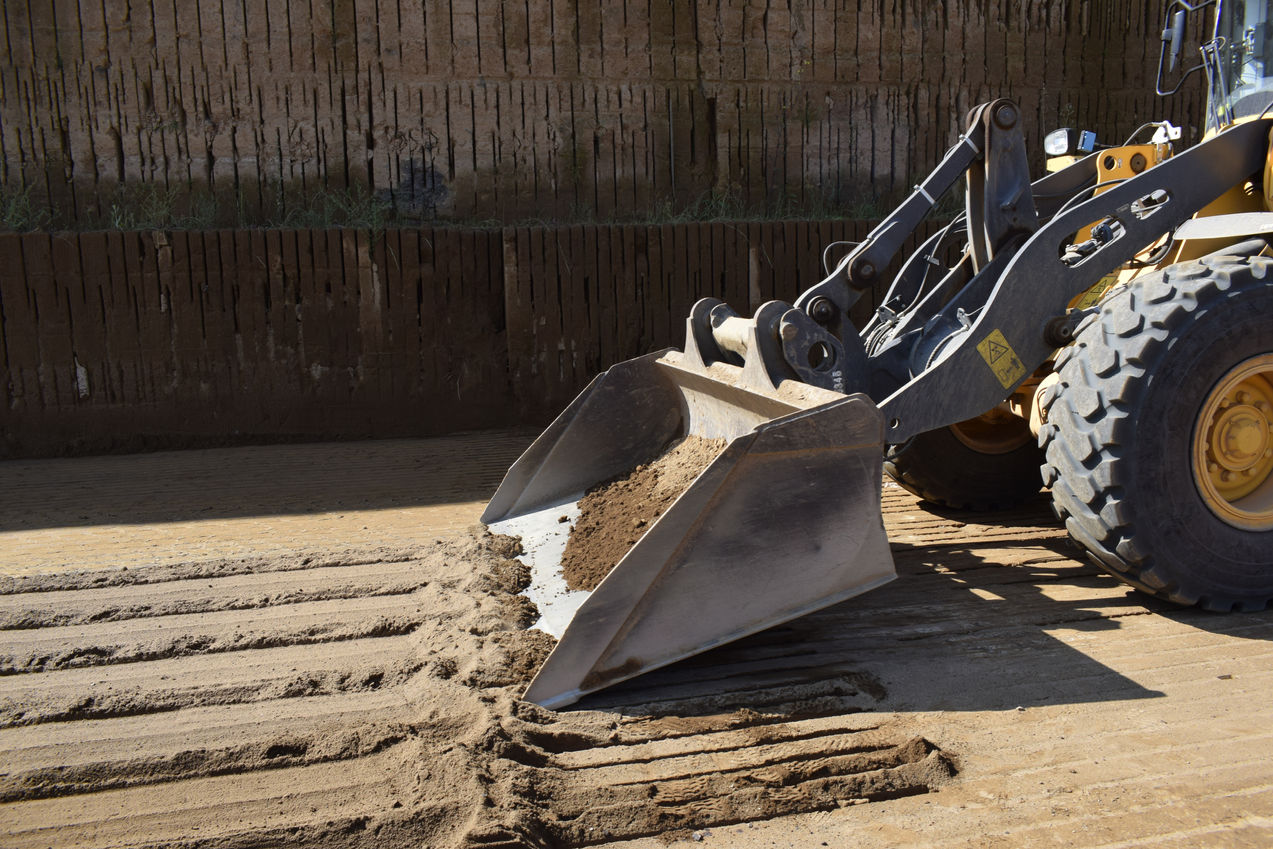 taglia tufo, macchina operatrice, benna, tufo, segatura, raccolta