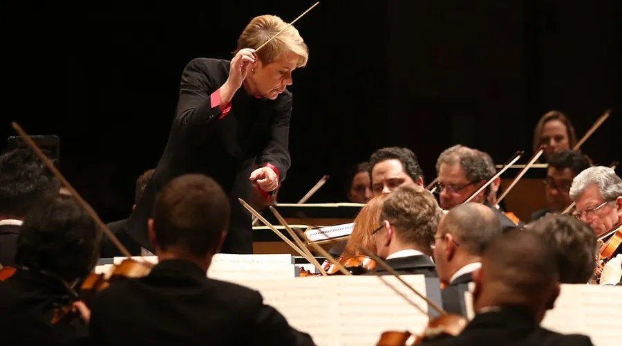 woman conducting orchestra