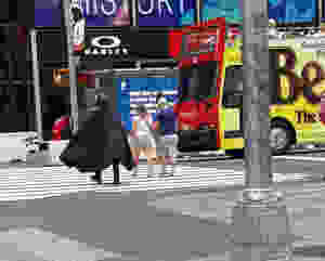 Batman attraversa la strada a Manhattan