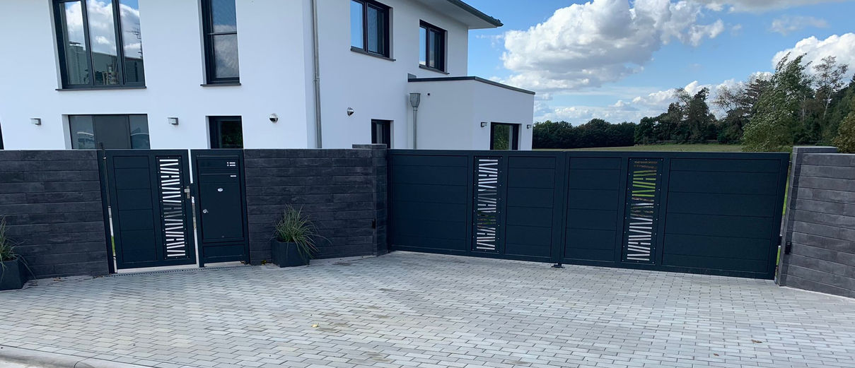 Moderne Toranlage mit Automatik Metallverarbeitung