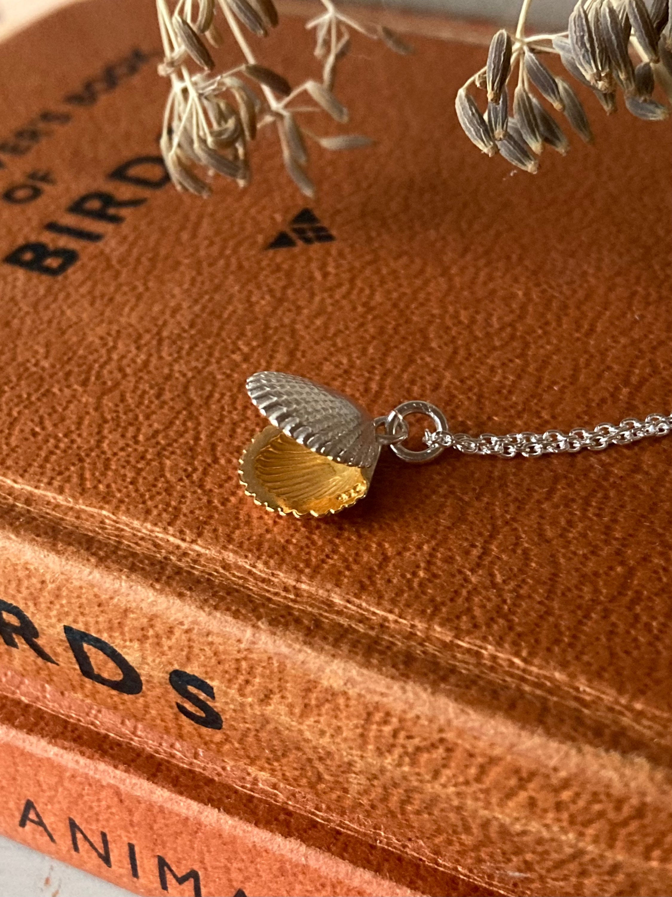 Queen Scallop pendant