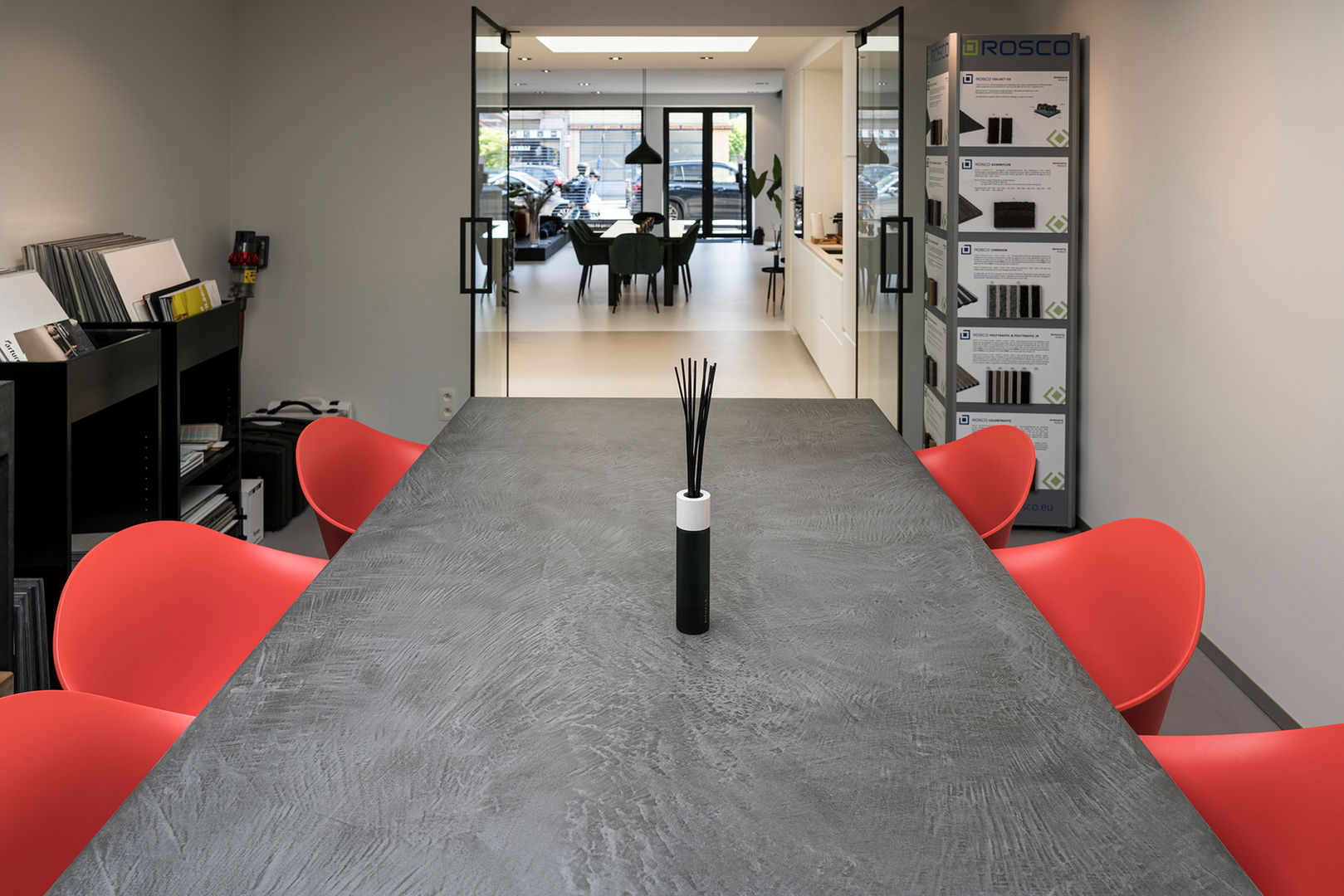 Exemple de mobilier en béton ciré par MINEKO Luxembourg, démontrant la polyvalence et l’adaptabilité des finitions en micro-mortier.