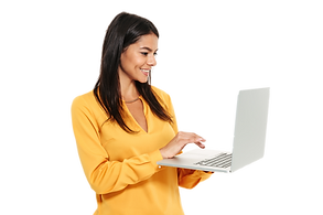 mulher com computador .png