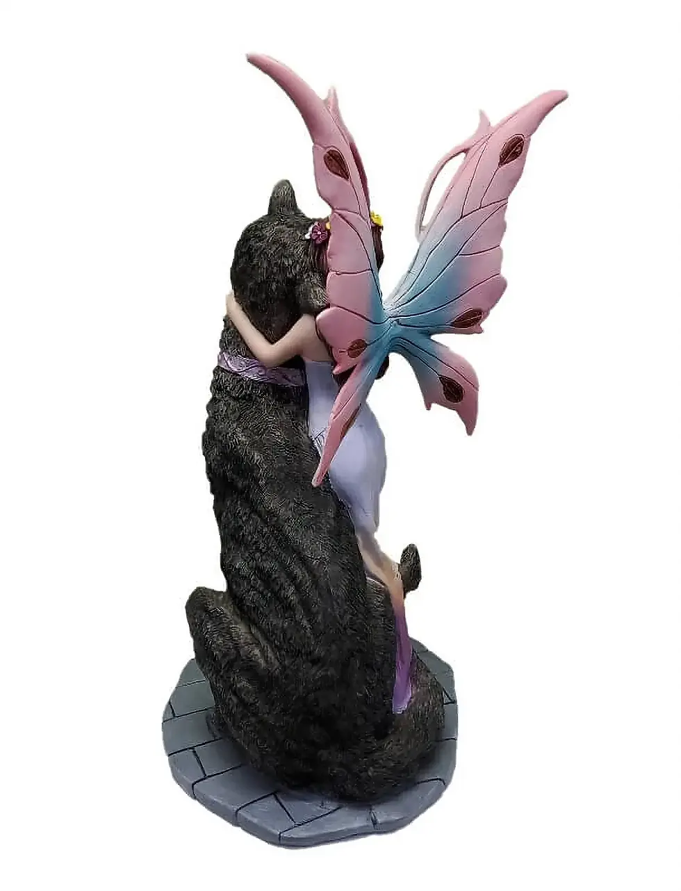 Miniaturbild: Figurine d'une petite fée à couronne de fleurs embrassant un grand chat noir sur un socle de pavés.