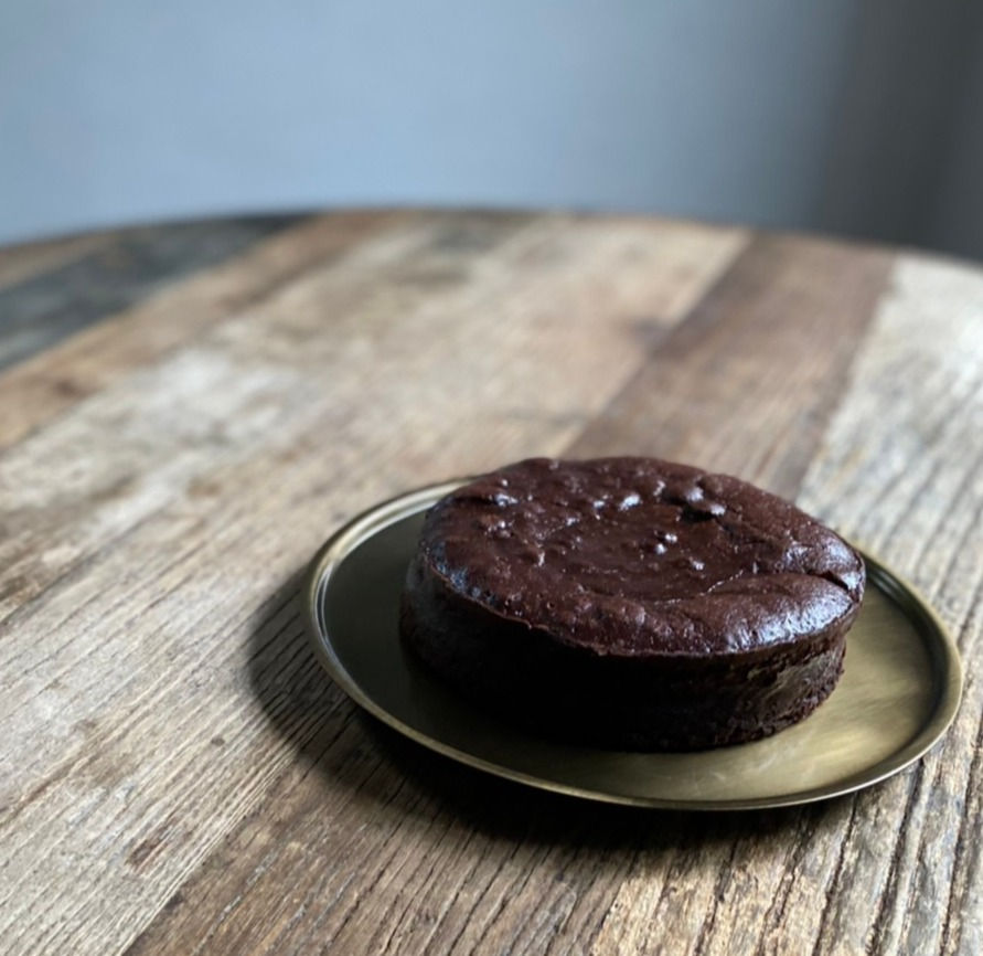 サムネイル： 重厚な赤いガトーショコラ