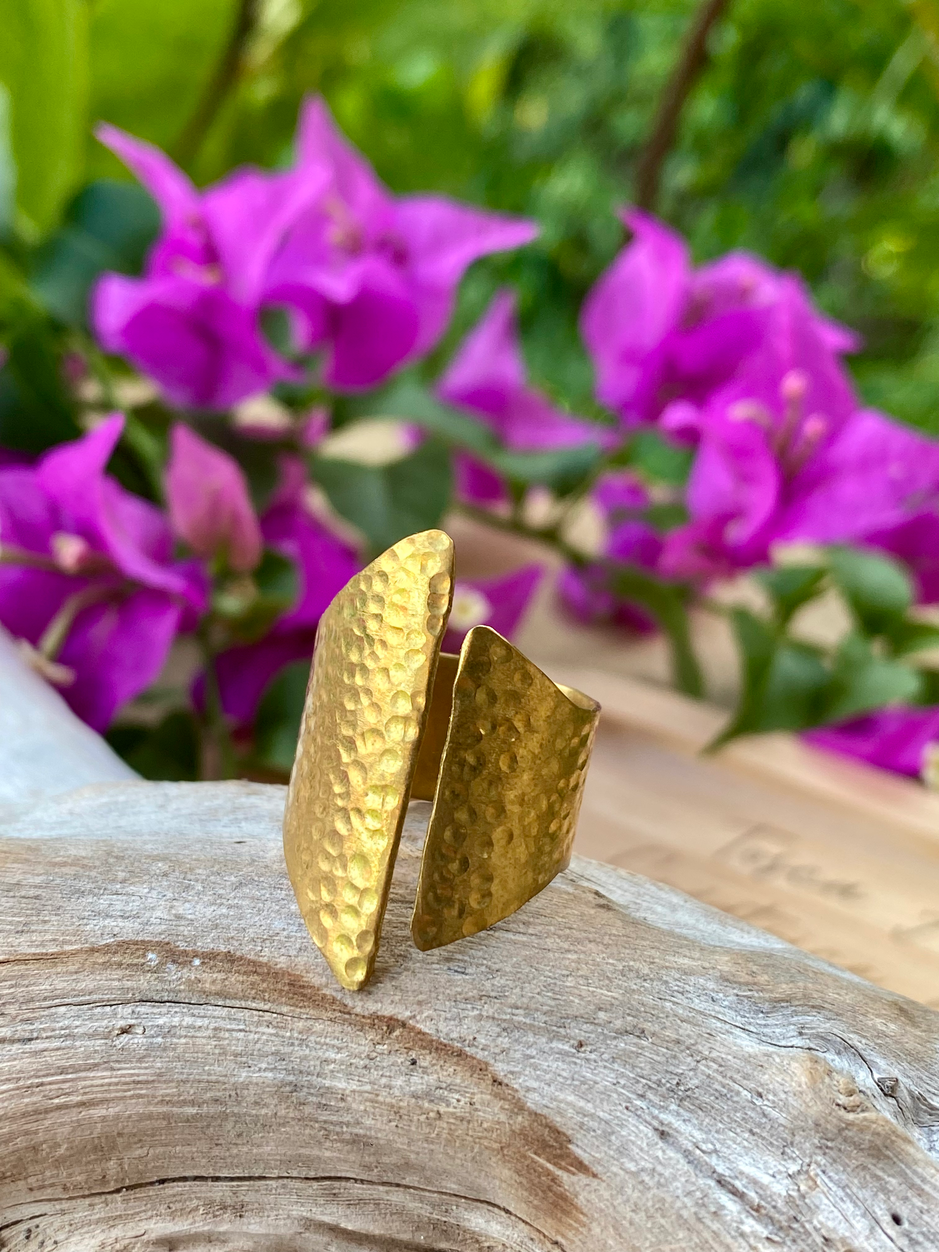 Bague "Feuille d'or" martelée - Laiton