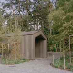 Hölzerner Unterstand im Waldhotelpark Vaduz