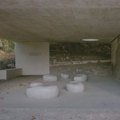 Moderner halboffener Raum mit organischen weißen Sitzmöbeln