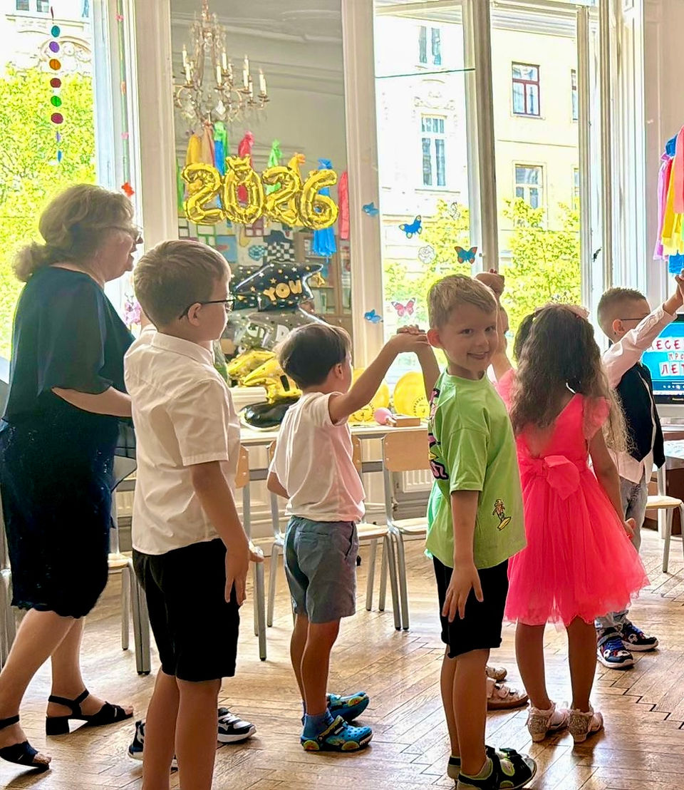 Дети играют в подвижную игру на Празднике лета в Harmonia Wien.