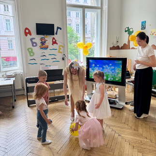 Педагоги проводят музыкально-игровое занятие с детьми 3–4 лет в русской школе «Гармония Вена»