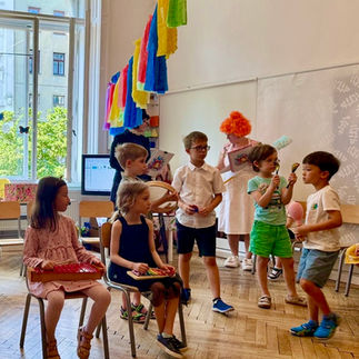 Выпускники подготовительного класса исполняют музыкальную пьесу в шумовом оркестре на Празднике Лета в русской школе «Гармония» в Вене