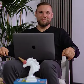 Michi im Studio.webp