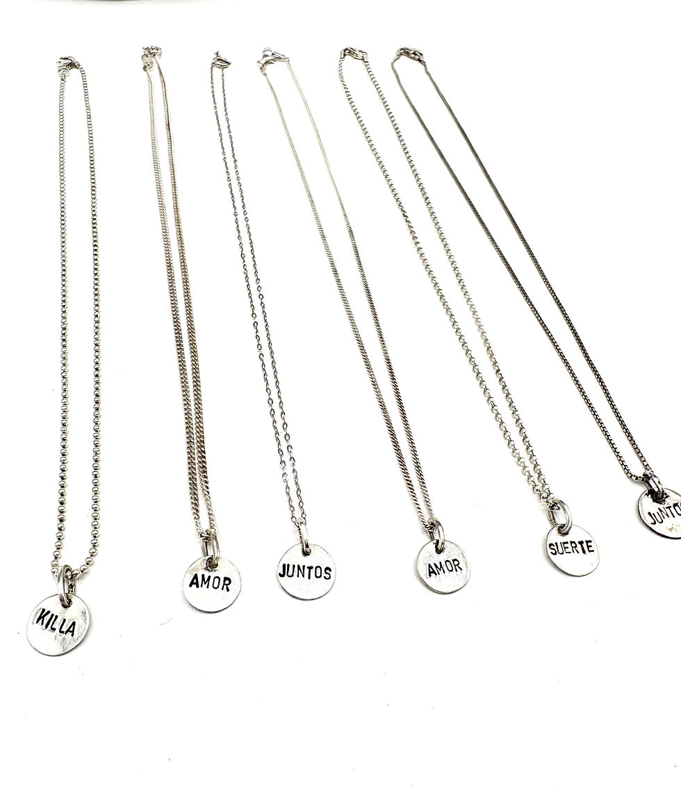 Médaille gravée de différents messages d'amour et de chance sur chaîne argent de 40 cm.