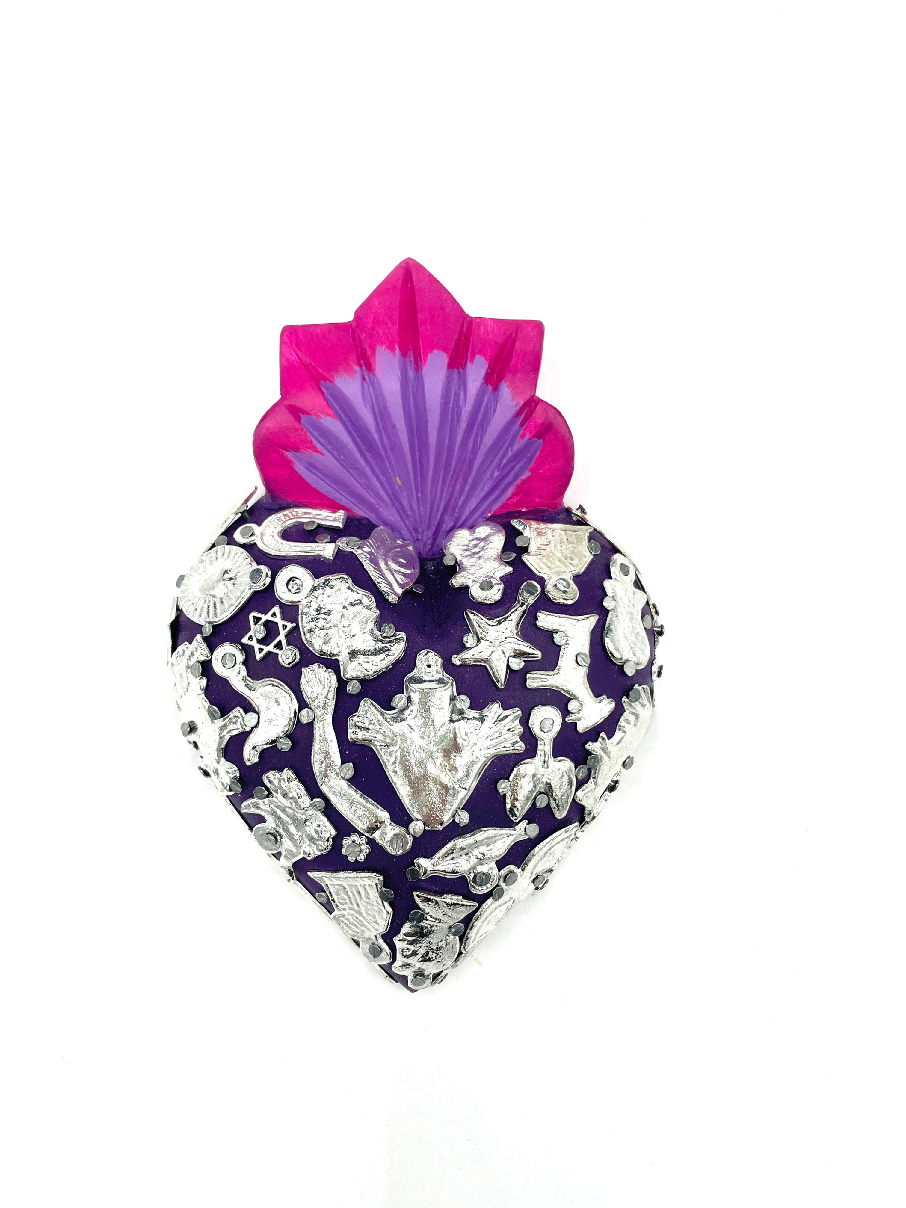Cœur mexicain en bois violet peint orné de symboles sacrés argentés. Pièce artisanale en bois peint. À utiliser comme décora