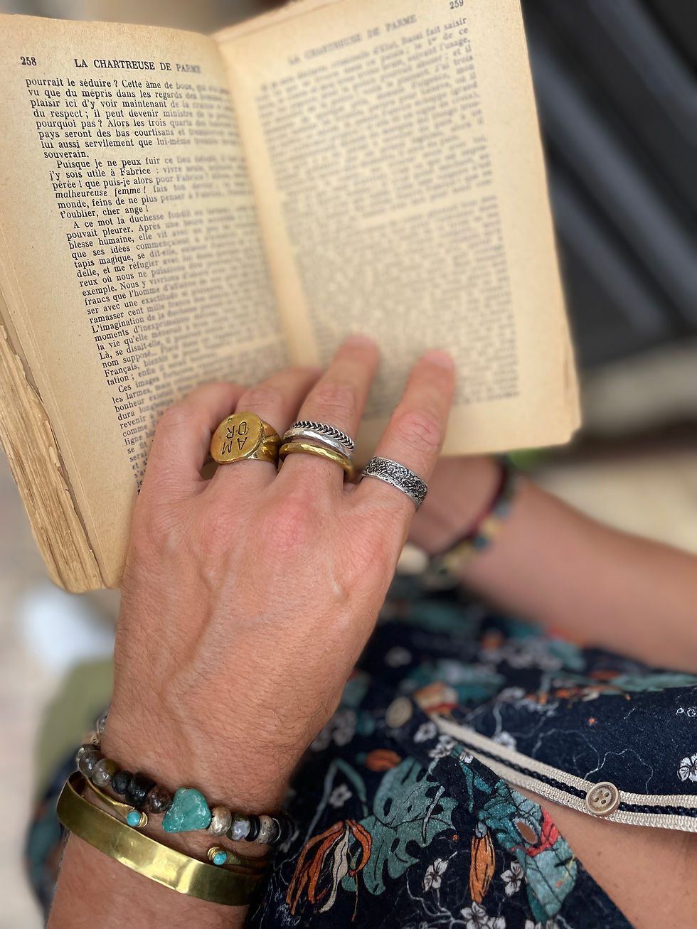 Miniature : La bague Pishay est en argent massif vieilli et tressé
