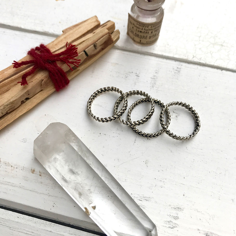 Miniature : La bague Pishay est en argent massif vieilli et tressé