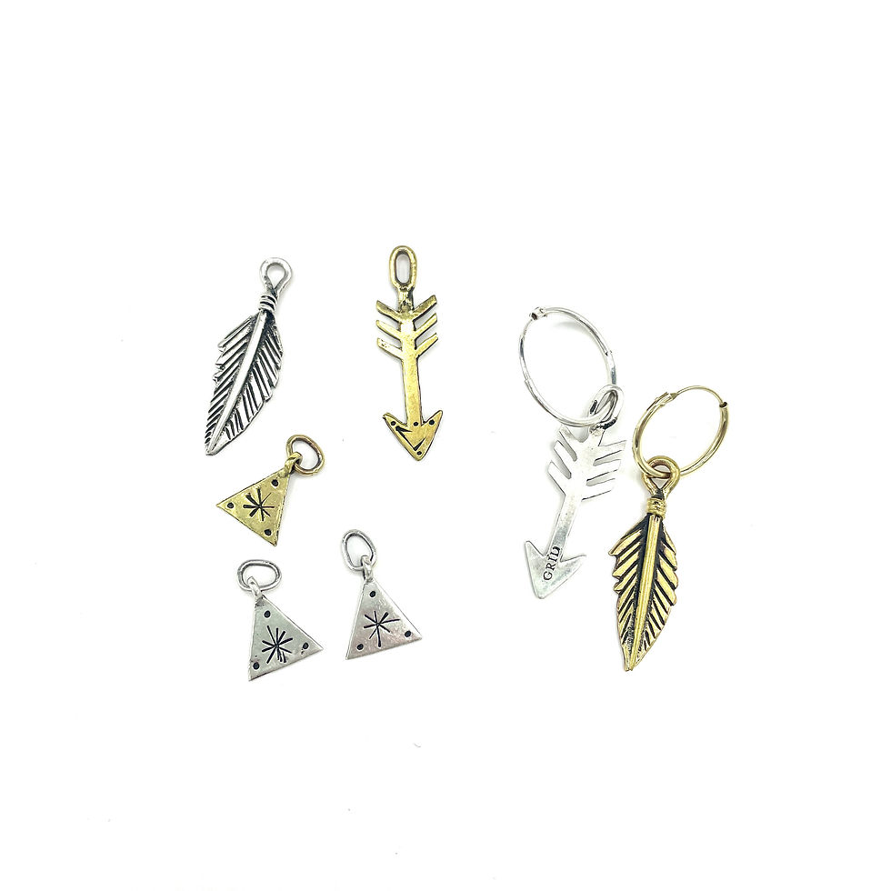 pendentif en argent à utiliser pour boucles d'oreilles créoles ; plume, flèche ou triangle