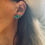 Miniature : Boucles d'oreille Reina en métal sans allergènes plaqué or et résine verte nacrée.