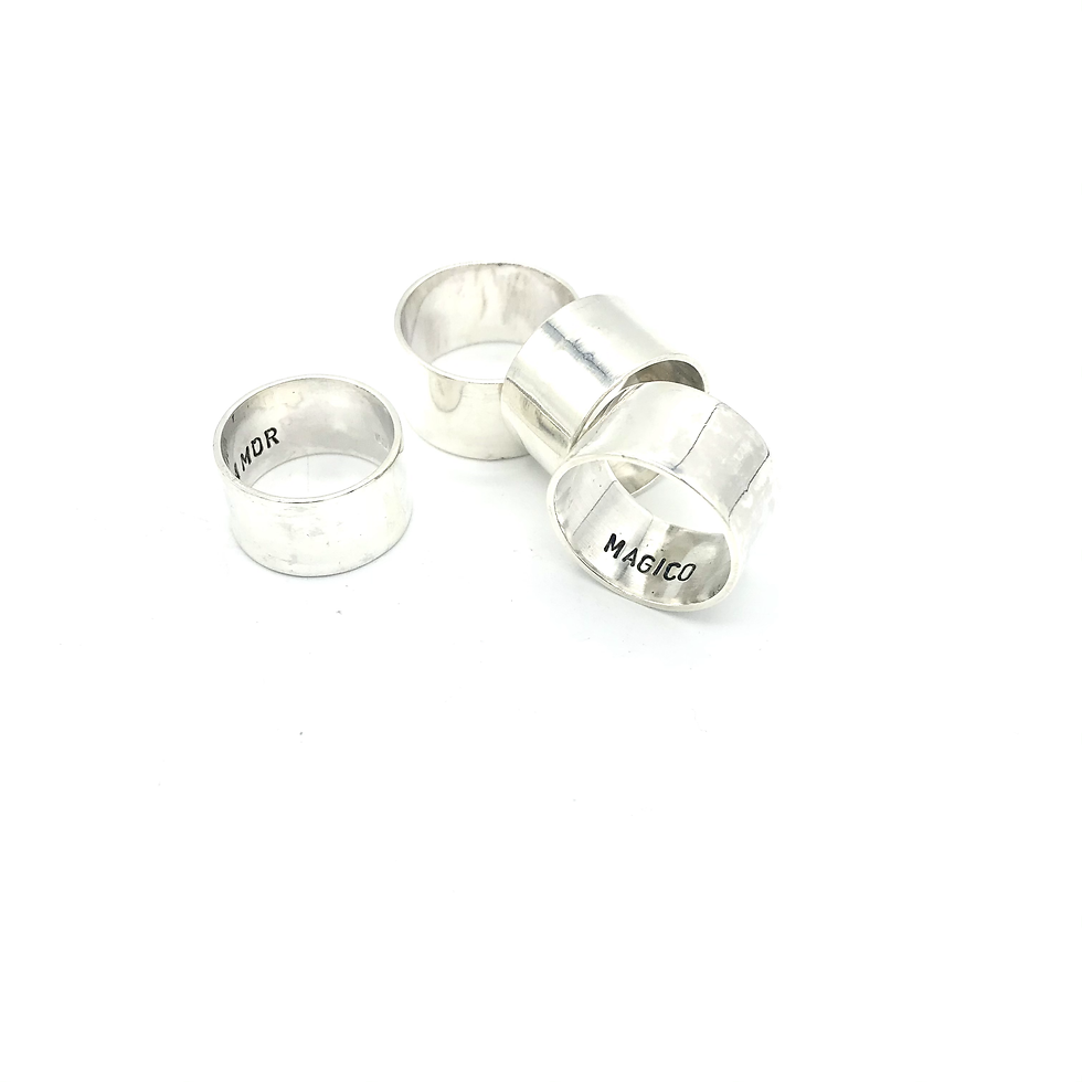 Miniature : Cette bague mixte est en argent et gravée main lettre par lettre d'un message surprise à l'intérieur !