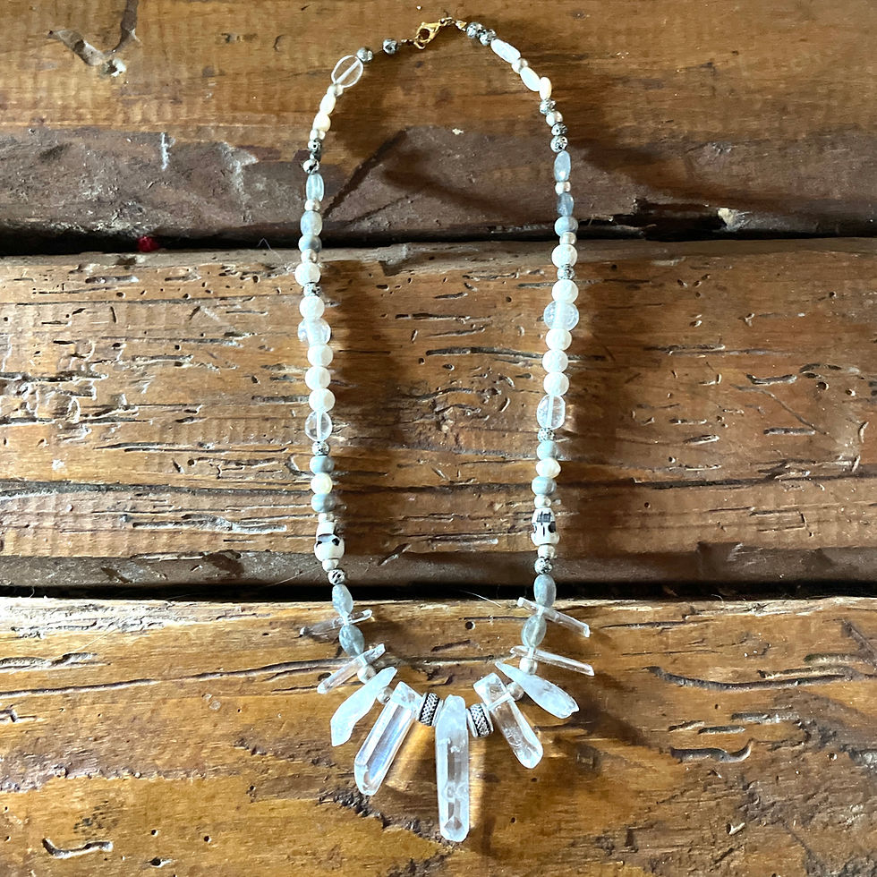 Miniature : plastron Quartz et pierres de lave blanche
