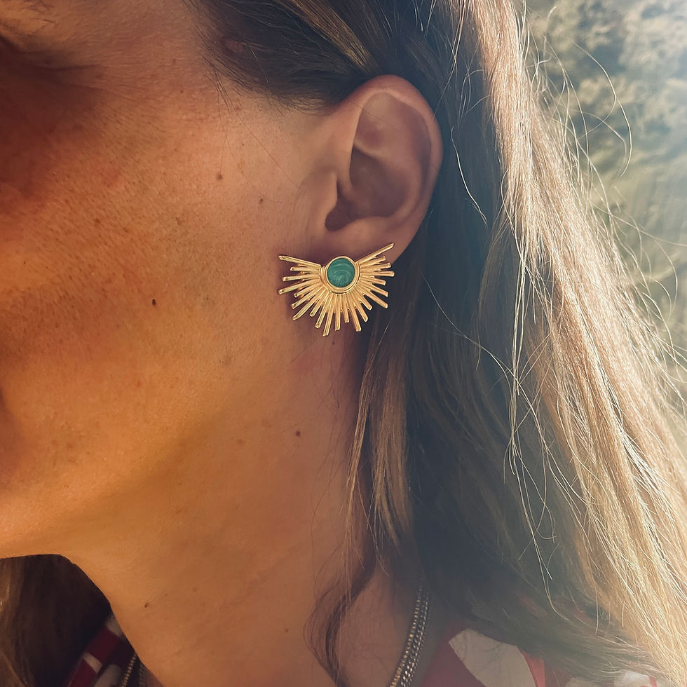 Miniature : Boucles d'oreille Luz solaires et lumineuses en métal sans allergènes plaqué or et résine bleue nacrée