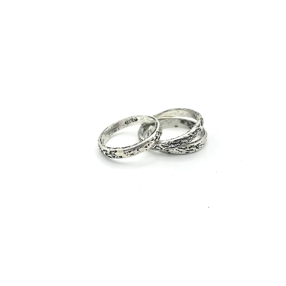 Miniature : Bague MIXTE en argent type alliance d'aspect irrégulière, brute et destructurée. Travaillée à la main.