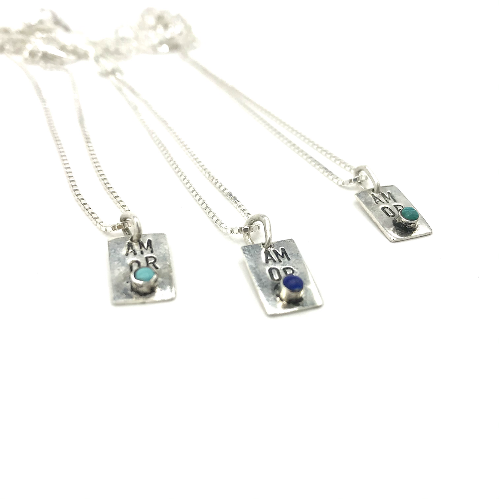 Miniature : Chaine argent et pendentif gravé: Amor, Paz, ou Luz avec petite pierre Naturelle sertie