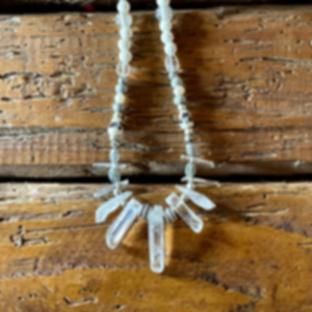plastron Quartz et pierres de lave blanche