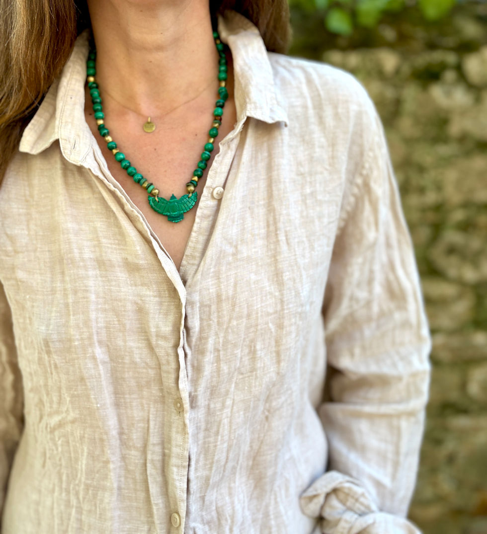 Collier Aigle amérindien Malachite et bronze porté avec chemise en lin beige