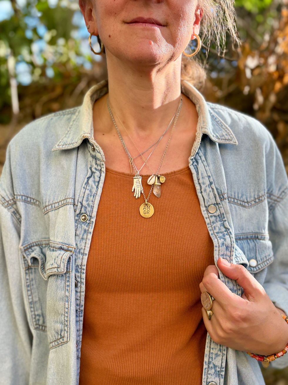 Collier court Grigri Quartz et grigris cauri et rubis porté