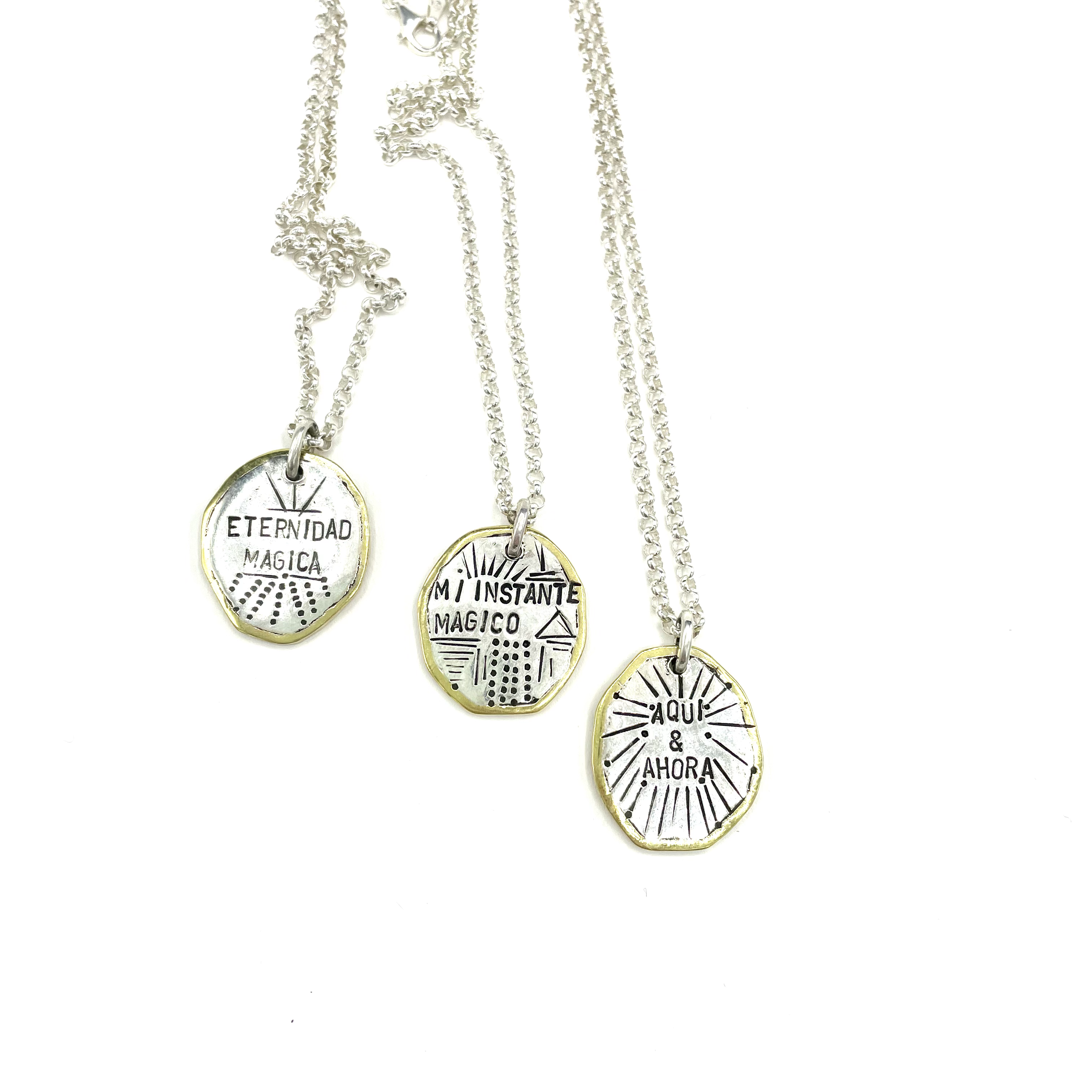 Talisman HANPIY Argent et Bronze Pendentif gravé sur chaîne argent massif sur chaîne Argent de 80cm.