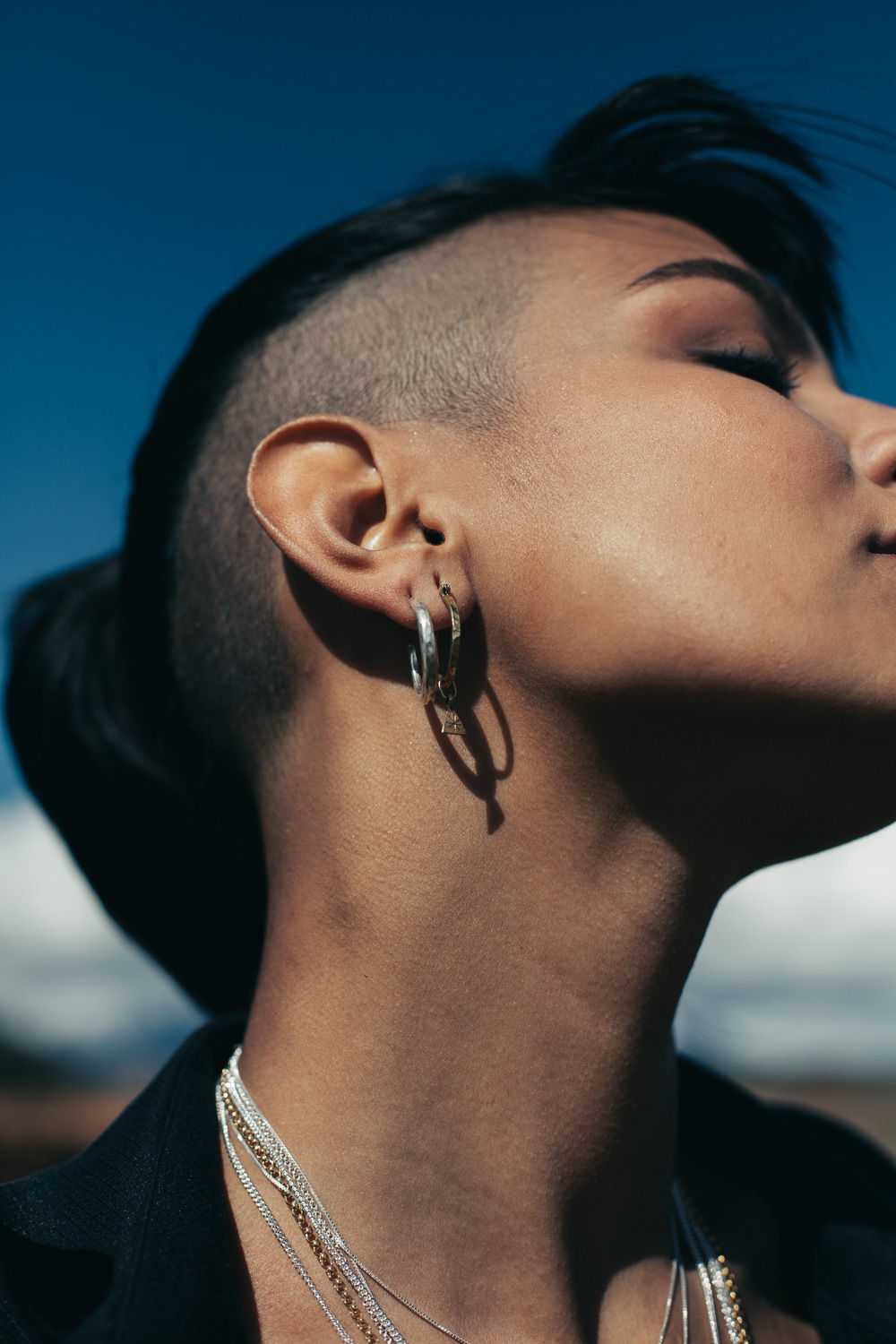 Boucle d'oreille PHALAY Bronze Triangle gravé main . Vendue à l'unité. Diamètre = 2 cm. Croix = 1 cm avec l'anneau.