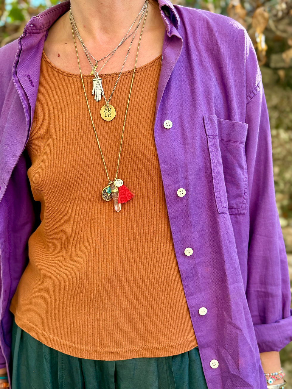 Collier Grigri médailles sacrées Quartz, oeil et Amor porté