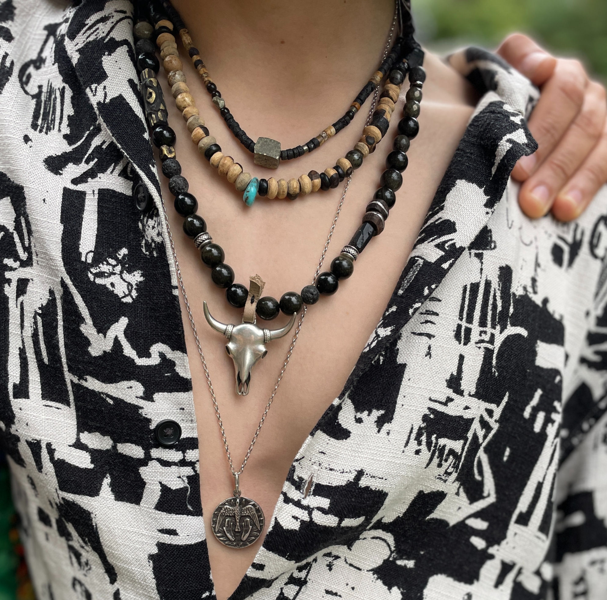 Collier tête de buffle en métal et obsidiennes rondes dorées