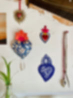 Ex voto mexicain petit coeur en métal repoussé peint