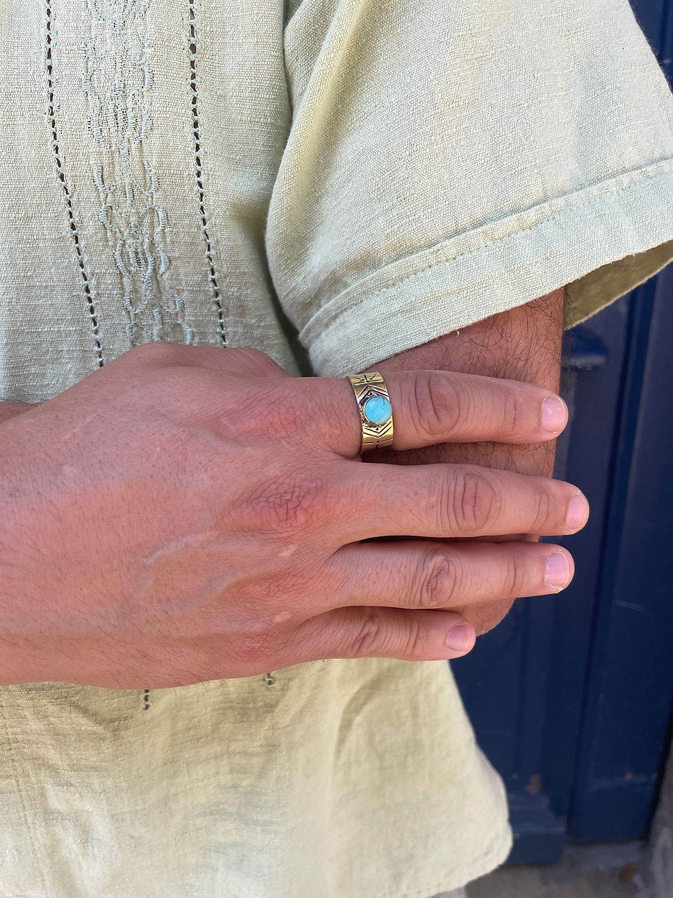 Miniature : Bague portée en bronze gravée avec une pierre bleue centrale