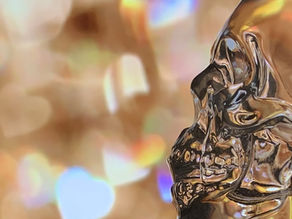 Teschio luminoso su sfondo brillante per evidenziare il concetto di Anatomia Viva