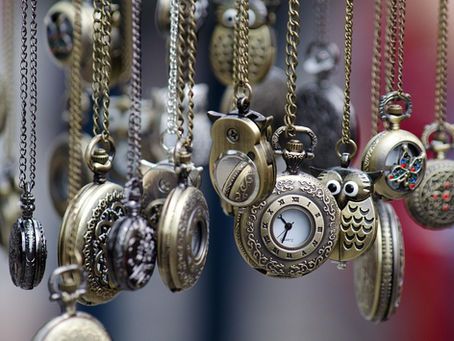 Serie di orologi a pendolo con catenella e a forma di gufo con occhi che osservano: simbolo di giudizi e delicatezza dell'attenzione al presente 